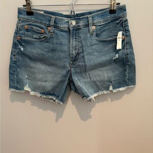 NWT GAP Mid Rise Blue Jean Shorts with Distressed Hem in Size 8 Petite